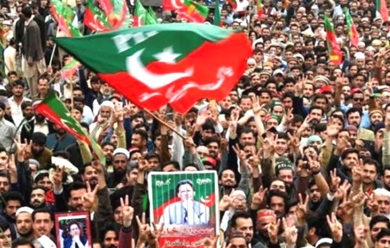 খোঁজ নেই ইমরান খানের, পাকিস্তানজুড়ে উত্তেজনা; কারফিউ জারি