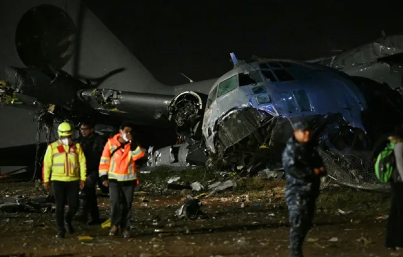 টাকাভর্তি বিমান বিধ্বস্ত, পরে লুটের দৃশ্য ভাইরাল