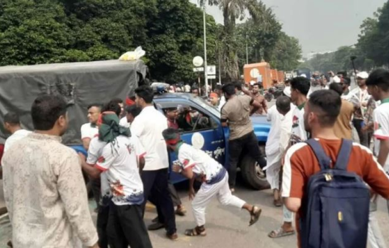 সংসদের সামনে রণক্ষেত্র,  ভাঙচুর ধাওয়া পালটা-ধাওয়া সংসদের সামনে রণক্ষেত্র,  ভাঙচুর ধাওয়া পালটা-ধাওয়া