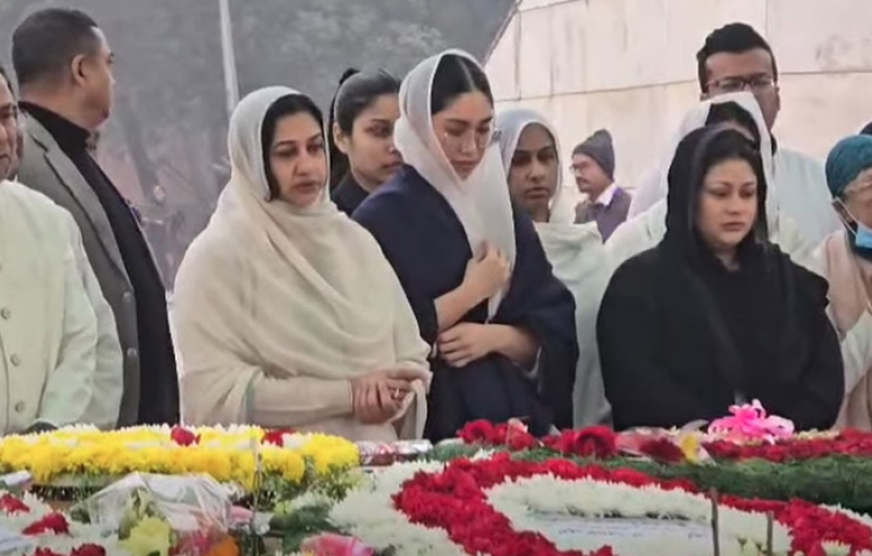 বেগম খালেদা জিয়ার কবর জিয়ারত করলেন পরিবারের সদস্যরা