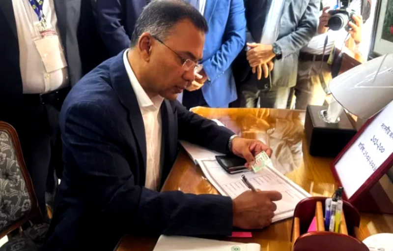 ১৭ বছরের নির্বাসিত জীবন শেষে দেশে ফিরেই হলেন প্রধানমন্ত্রী