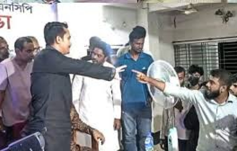 মানিকগঞ্জে সারজিসের সঙ্গে সাবেক সমন্বয়কের বাকবিতণ্ডা! মানিকগঞ্জে সারজিসের সঙ্গে সাবেক সমন্বয়কের বাকবিতণ্ডা!